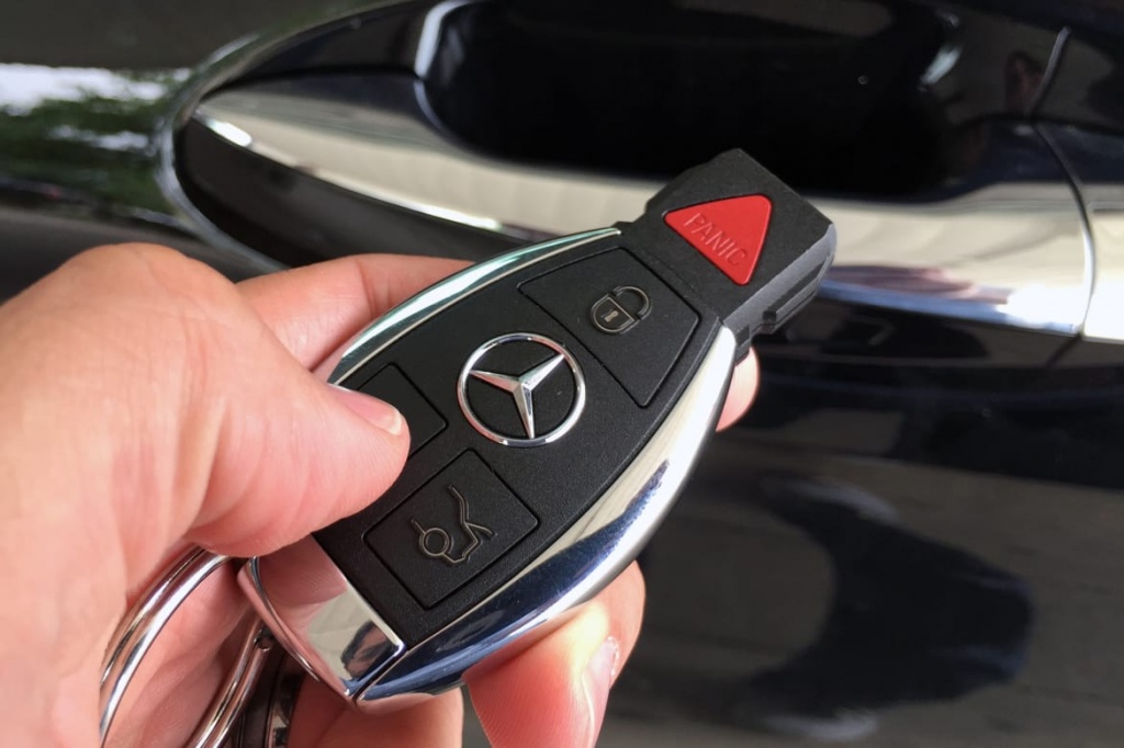 What is a smart car key and how does it work?